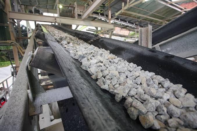Industrial tracking jaw crusher processing raw rock material on site